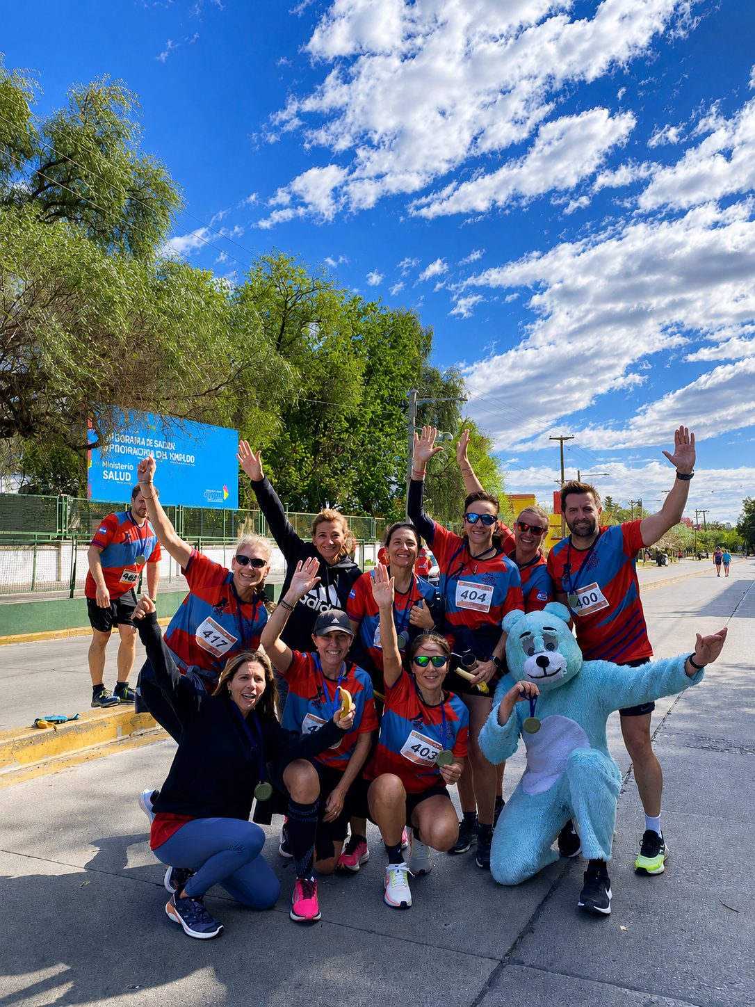 Equipo de la MARATÓN UTN FRC AVEIT junto a la mascota del evento